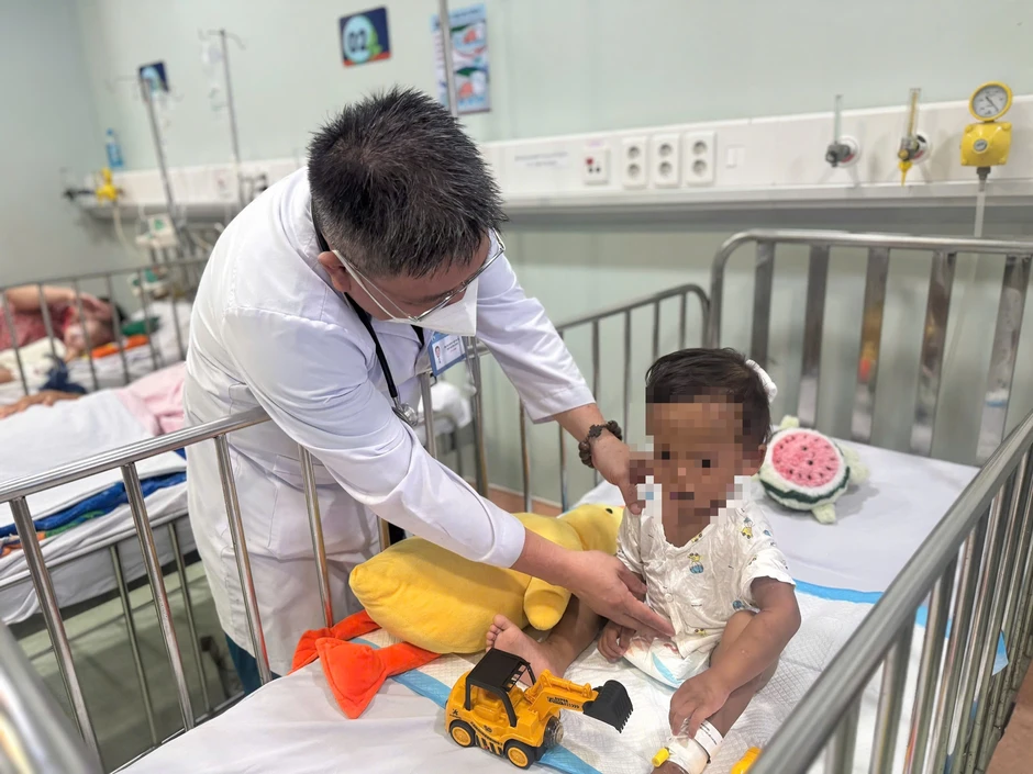Thứ trưởng Bộ Y tế thăm bé trai 2 tuổi bị bạo hành trẻ em tại Bệnh viện Nhi Đồng 1