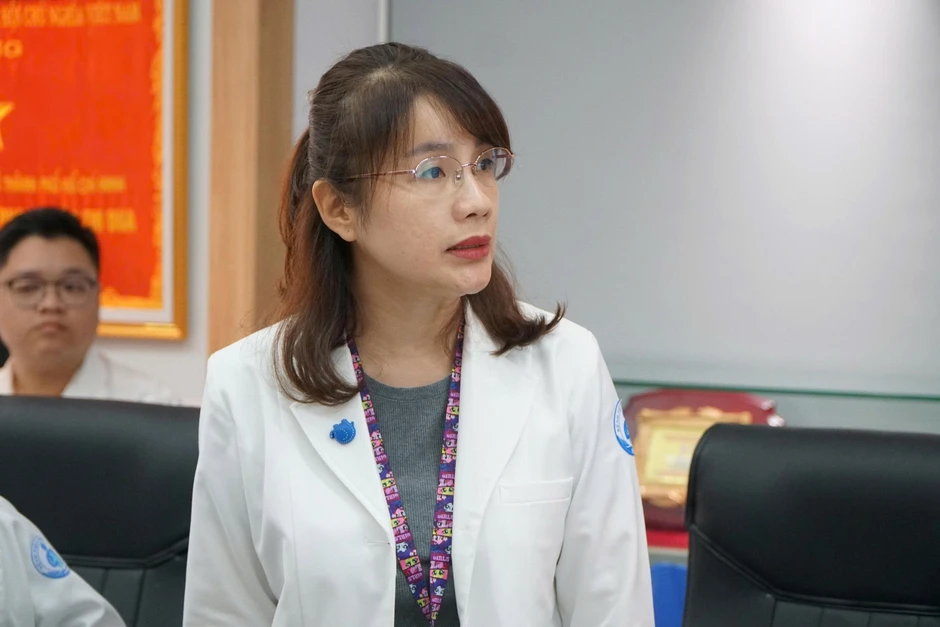 Thứ trưởng Bộ Y tế thăm bé trai 2 tuổi bị bạo hành trẻ em tại Bệnh viện Nhi Đồng 1