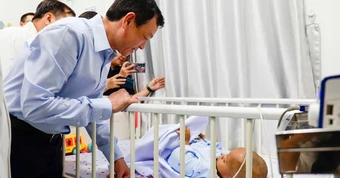 Thứ trưởng Bộ Y tế thăm bé trai 2 tuổi bị bạo hành trẻ em tại Bệnh viện Nhi Đồng 1