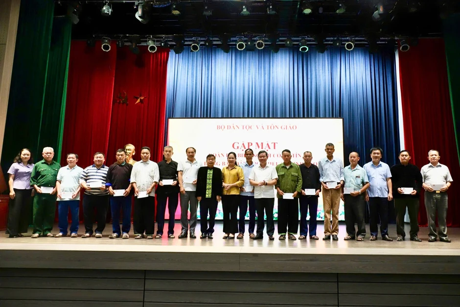 Thứ trưởng Nông Thị Hà tiếp đoàn Người có uy tín tỉnh Lào Cai