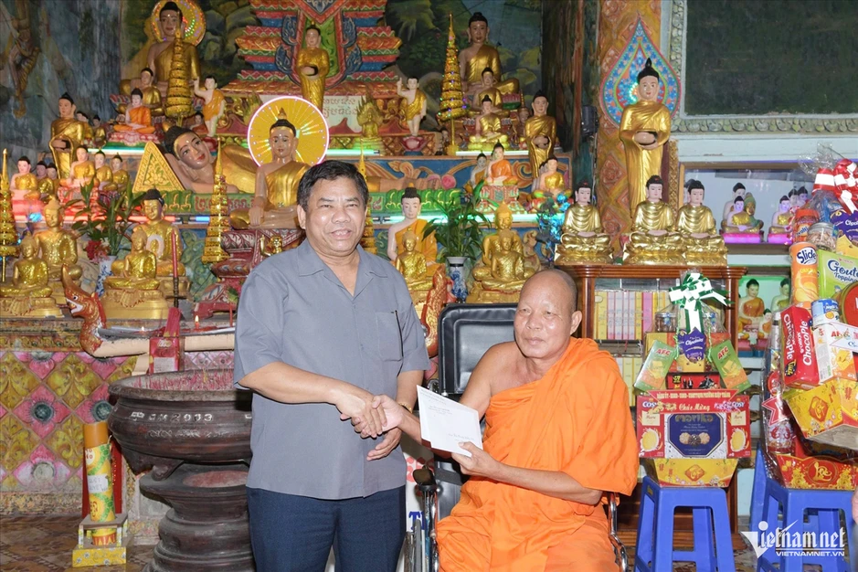 Thứ trưởng Y Thông thăm, chúc Tết Chôl Chnăm Thmây đồng bào Khmer tại Cà Mau