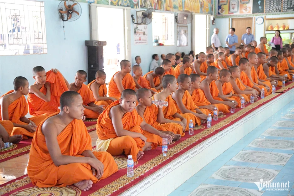Thứ trưởng Y Thông thăm, chúc Tết Chôl Chnăm Thmây đồng bào Khmer tại Cà Mau