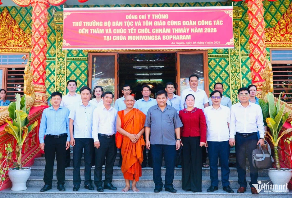 Thứ trưởng Y Thông thăm, chúc Tết Chôl Chnăm Thmây đồng bào Khmer tại Cà Mau