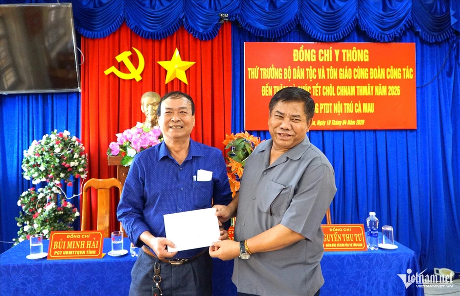 Thứ trưởng Y Thông thăm, chúc Tết Chôl Chnăm Thmây đồng bào Khmer tại Cà Mau
