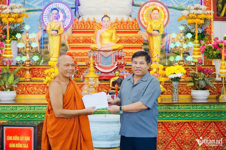 Thứ trưởng Y Thông thăm, chúc Tết Chôl Chnăm Thmây đồng bào Khmer tại Cà Mau