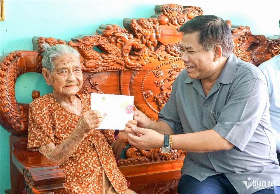 Thứ trưởng Y Thông thăm, chúc Tết Chôl Chnăm Thmây đồng bào Khmer tại Cà Mau