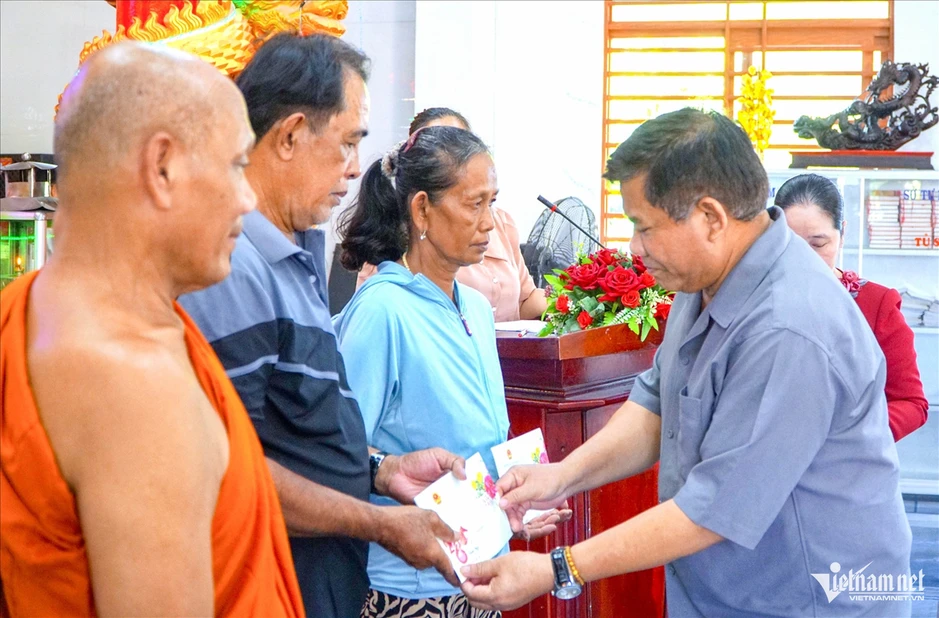 Thứ trưởng Y Thông thăm, chúc Tết Chôl Chnăm Thmây đồng bào Khmer tại Cà Mau