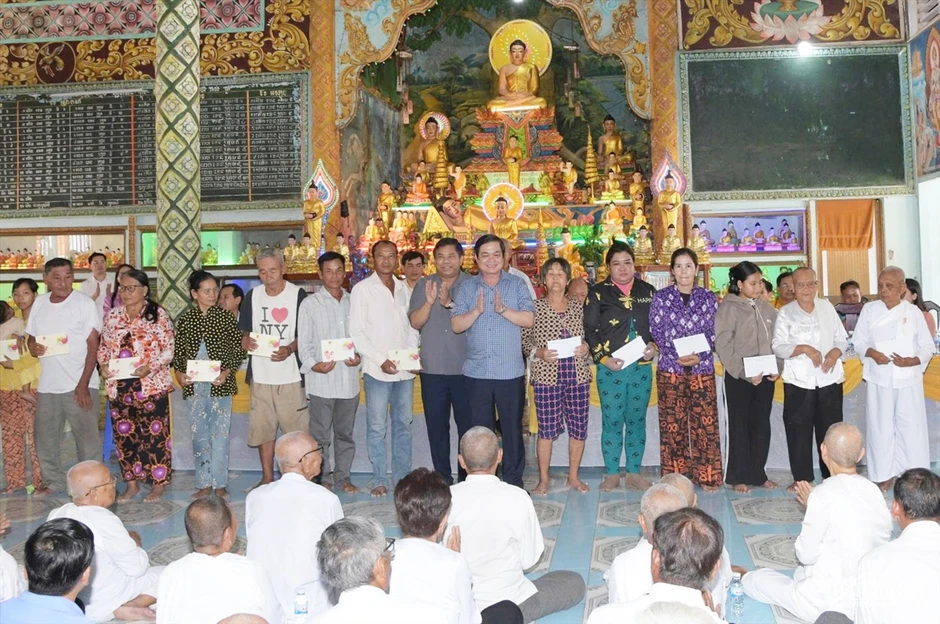 Thứ trưởng Y Thông thăm, chúc Tết Chôl Chnăm Thmây đồng bào Khmer tại Cà Mau