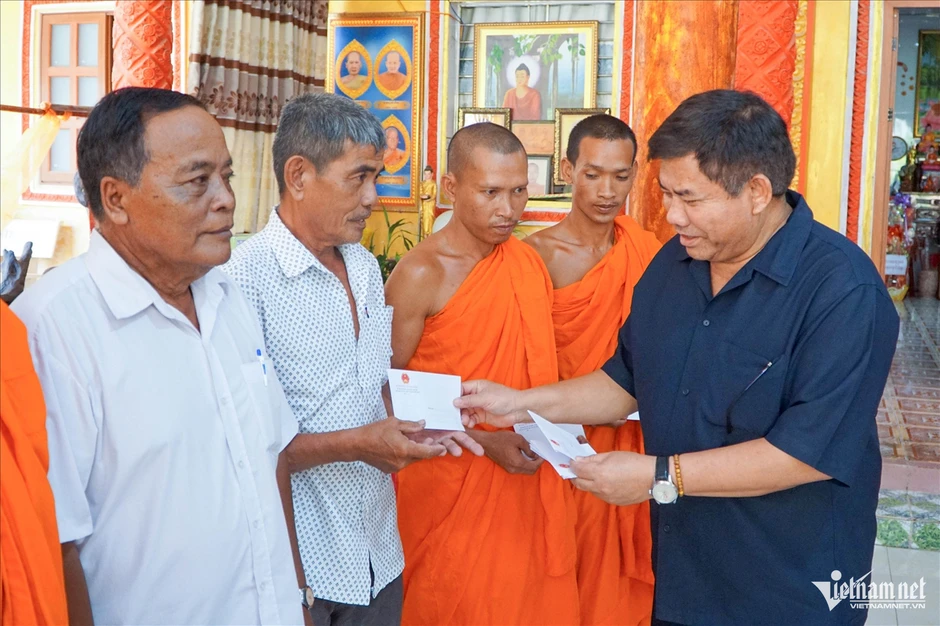 Thứ trưởng Y Thông trao quà Tết, gửi lời chúc tới đồng bào Khmer ở An Giang Thứ trưởng Y Thông trao quà Tết, gửi lời chúc tới đồng bào Khmer ở An Giang