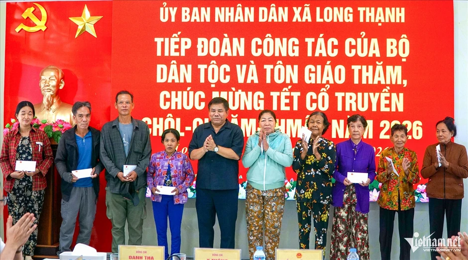 Thứ trưởng Y Thông trao quà Tết, gửi lời chúc tới đồng bào Khmer ở An Giang Thứ trưởng Y Thông trao quà Tết, gửi lời chúc tới đồng bào Khmer ở An Giang