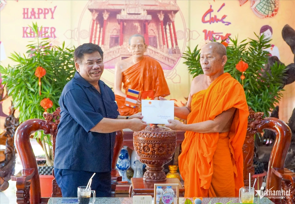 Thứ trưởng Y Thông trao quà Tết, gửi lời chúc tới đồng bào Khmer ở An Giang Thứ trưởng Y Thông trao quà Tết, gửi lời chúc tới đồng bào Khmer ở An Giang