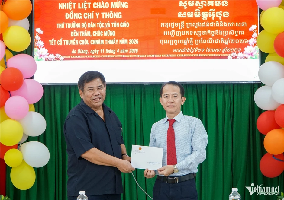 Thứ trưởng Y Thông trao quà Tết, gửi lời chúc tới đồng bào Khmer ở An Giang Thứ trưởng Y Thông trao quà Tết, gửi lời chúc tới đồng bào Khmer ở An Giang