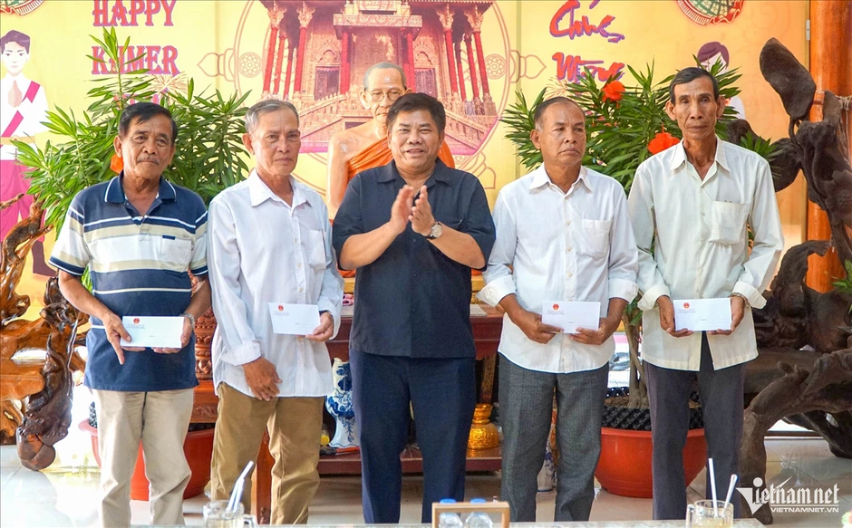 Thứ trưởng Y Thông trao quà Tết, gửi lời chúc tới đồng bào Khmer ở An Giang Thứ trưởng Y Thông trao quà Tết, gửi lời chúc tới đồng bào Khmer ở An Giang