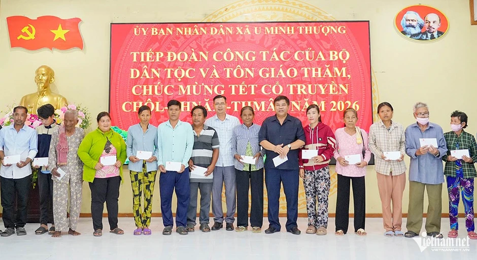 Thứ trưởng Y Thông trao quà Tết, gửi lời chúc tới đồng bào Khmer ở An Giang Thứ trưởng Y Thông trao quà Tết, gửi lời chúc tới đồng bào Khmer ở An Giang