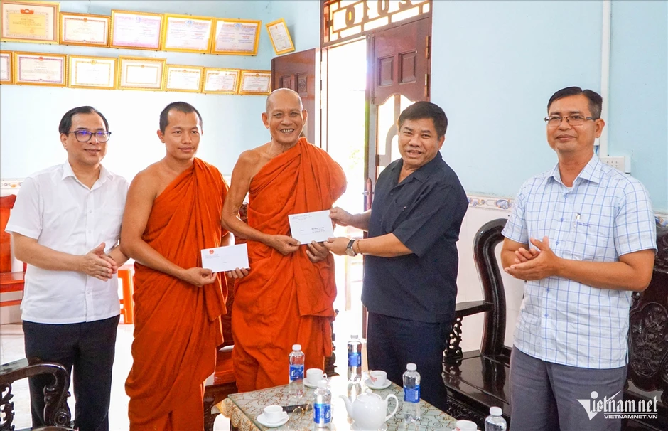 Thứ trưởng Y Thông trao quà Tết, gửi lời chúc tới đồng bào Khmer ở An Giang Thứ trưởng Y Thông trao quà Tết, gửi lời chúc tới đồng bào Khmer ở An Giang
