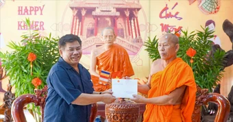 Thứ trưởng Y Thông trao quà Tết, gửi lời chúc tới đồng bào Khmer ở An Giang