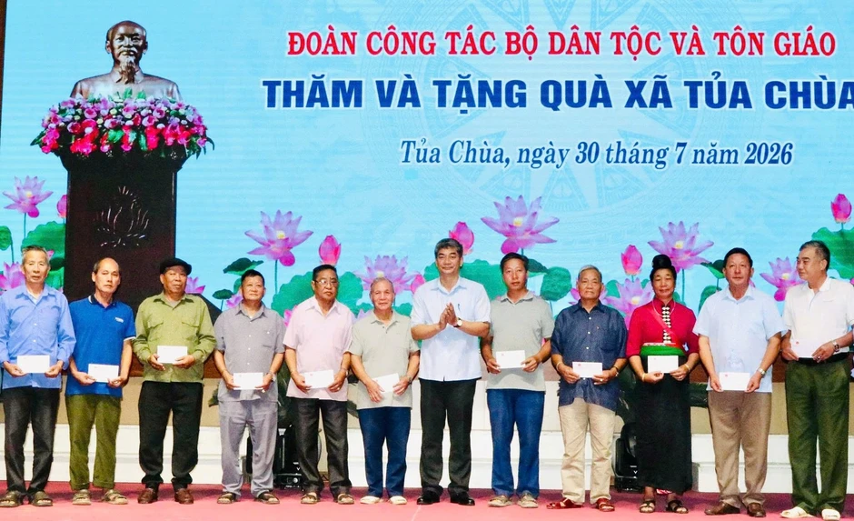 Thứ trưởng Y Vinh Tơr tặng quà hộ nghèo và Người có uy tín tại xã Tủa Chùa Thứ trưởng Y Vinh Tơr tặng quà hộ nghèo và Người có uy tín tại xã Tủa Chùa