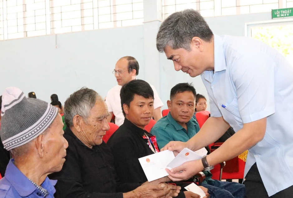 Thứ trưởng Y Vinh Tơr tặng quà hộ nghèo và Người có uy tín tại xã Tủa Chùa Thứ trưởng Y Vinh Tơr tặng quà hộ nghèo và Người có uy tín tại xã Tủa Chùa