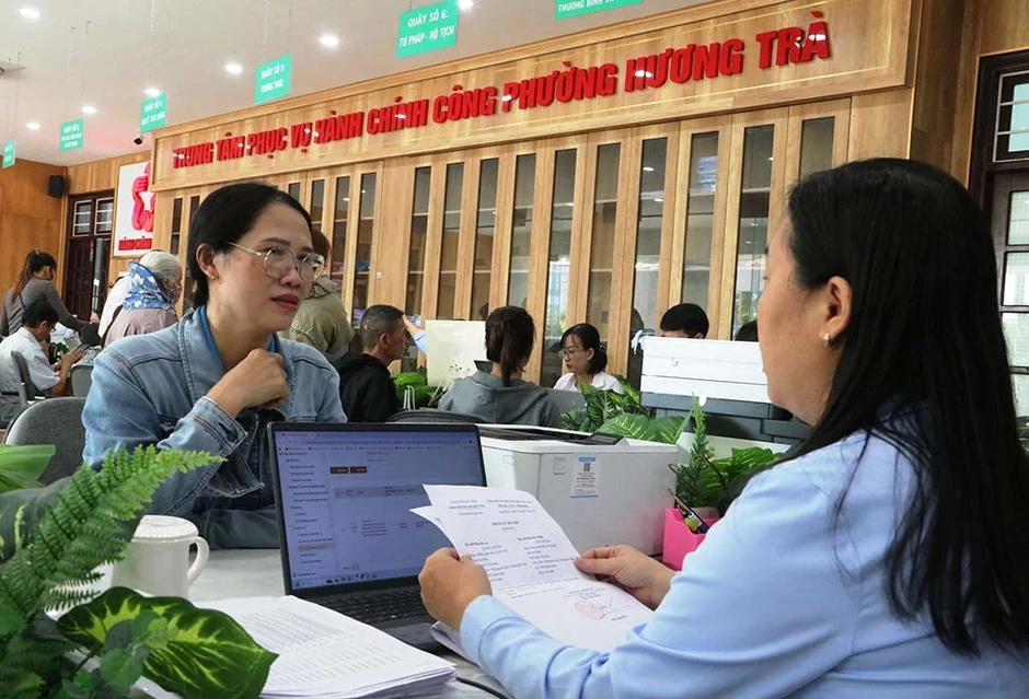Thủ tục gọn, dân lợi: Khi chính quyền không còn khoảng cách Thủ tục gọn, dân lợi: Khi chính quyền không còn khoảng cách
