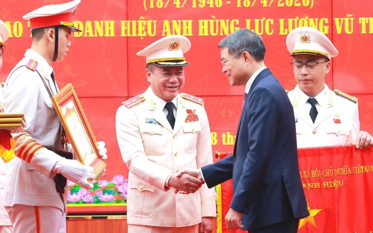 Thủ tướng: Cảnh sát hình sự không chỉ giỏi 'đánh án', mà còn giỏi vận động quần chúng Thủ tướng: Cảnh sát hình sự không chỉ giỏi 'đánh án', mà còn giỏi vận động quần chúng