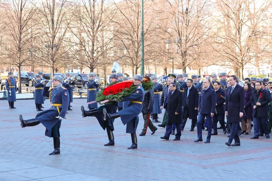Thủ tướng dâng hoa tại Tượng đài Chủ tịch Hồ Chí Minh ở Moscow