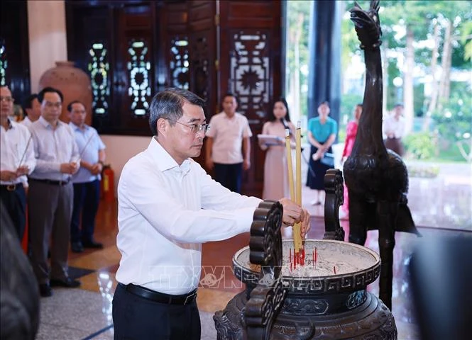 Thủ tướng dâng hương tưởng nhớ các đồng chí cố Thủ tướng Chính phủ tại Vĩnh Long Thủ tướng dâng hương tưởng nhớ các đồng chí cố Thủ tướng Chính phủ tại Vĩnh Long