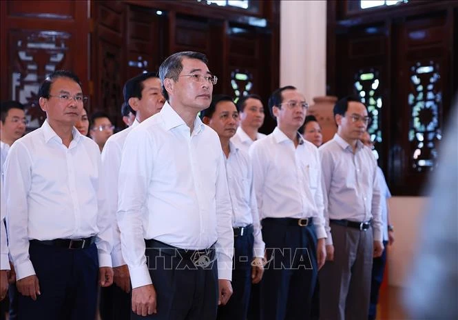 Thủ tướng dâng hương tưởng nhớ các đồng chí cố Thủ tướng Chính phủ tại Vĩnh Long Thủ tướng dâng hương tưởng nhớ các đồng chí cố Thủ tướng Chính phủ tại Vĩnh Long
