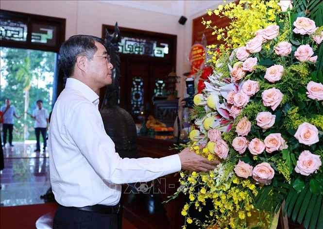 Thủ tướng dâng hương tưởng nhớ các đồng chí cố Thủ tướng Chính phủ tại Vĩnh Long Thủ tướng dâng hương tưởng nhớ các đồng chí cố Thủ tướng Chính phủ tại Vĩnh Long