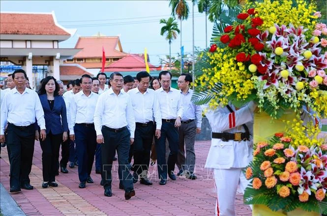 Thủ tướng dâng hương tưởng nhớ các đồng chí cố Thủ tướng Chính phủ tại Vĩnh Long Thủ tướng dâng hương tưởng nhớ các đồng chí cố Thủ tướng Chính phủ tại Vĩnh Long