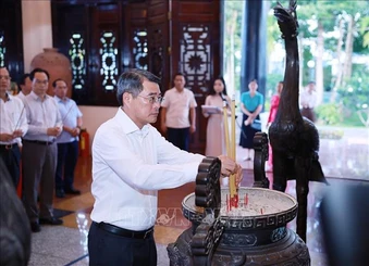 Thủ tướng dâng hương tưởng nhớ các đồng chí cố Thủ tướng Chính phủ tại Vĩnh Long