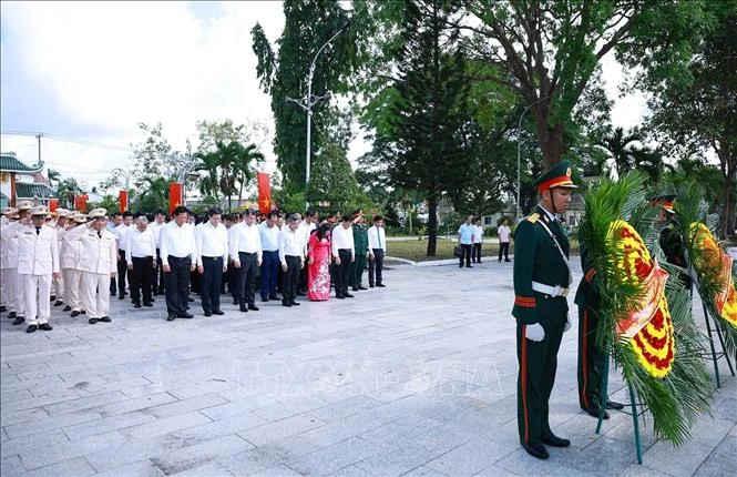 Thủ tướng dâng hương tưởng niệm các Anh hùng liệt sĩ thành phố Cần Thơ Thủ tướng dâng hương tưởng niệm các Anh hùng liệt sĩ thành phố Cần Thơ