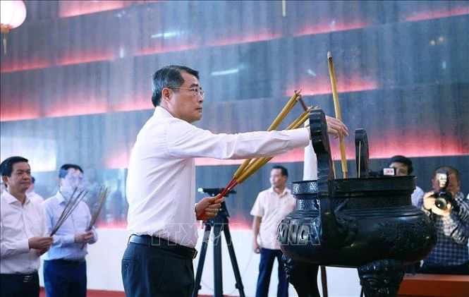 Thủ tướng dâng hương tưởng niệm các Anh hùng liệt sĩ thành phố Cần Thơ Thủ tướng dâng hương tưởng niệm các Anh hùng liệt sĩ thành phố Cần Thơ