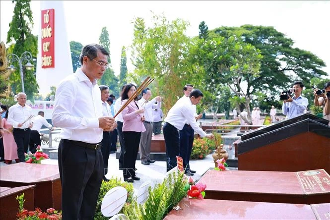 Thủ tướng dâng hương tưởng niệm các Anh hùng liệt sĩ thành phố Cần Thơ Thủ tướng dâng hương tưởng niệm các Anh hùng liệt sĩ thành phố Cần Thơ