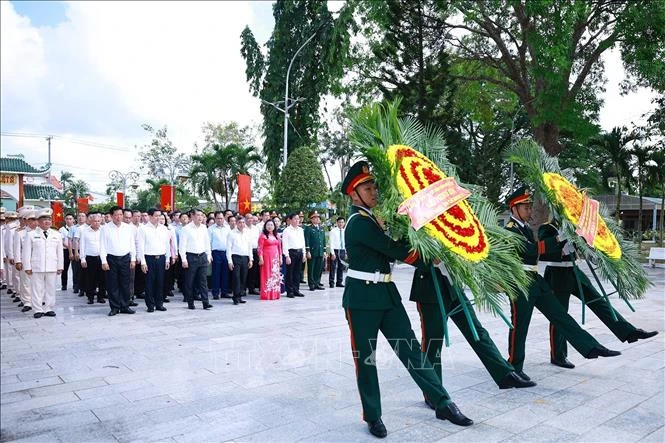 Thủ tướng dâng hương tưởng niệm các Anh hùng liệt sĩ thành phố Cần Thơ Thủ tướng dâng hương tưởng niệm các Anh hùng liệt sĩ thành phố Cần Thơ