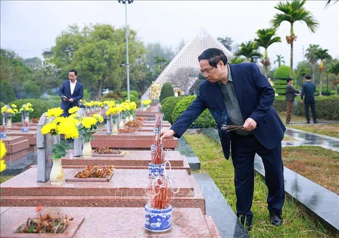 Thủ tướng dâng hương tưởng niệm Chủ tịch Hồ Chí Minh, các anh hùng, liệt sĩ tại Điện Biên Thủ tướng dâng hương tưởng niệm Chủ tịch Hồ Chí Minh, các anh hùng, liệt sĩ tại Điện Biên