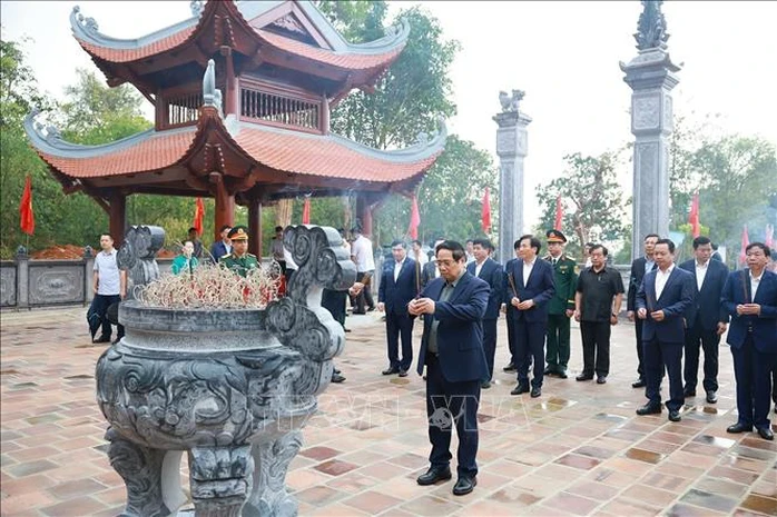Thủ tướng dâng hương tưởng niệm Chủ tịch Hồ Chí Minh, các anh hùng, liệt sĩ tại Điện Biên Thủ tướng dâng hương tưởng niệm Chủ tịch Hồ Chí Minh, các anh hùng, liệt sĩ tại Điện Biên