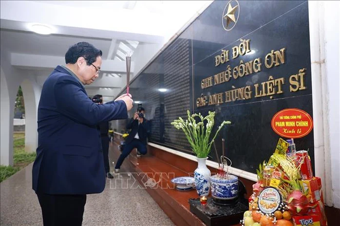Thủ tướng dâng hương tưởng niệm Chủ tịch Hồ Chí Minh, các anh hùng, liệt sĩ tại Điện Biên Thủ tướng dâng hương tưởng niệm Chủ tịch Hồ Chí Minh, các anh hùng, liệt sĩ tại Điện Biên