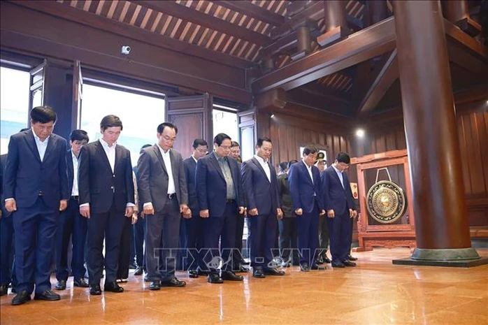 Thủ tướng dâng hương tưởng niệm Chủ tịch Hồ Chí Minh, các anh hùng, liệt sĩ tại Điện Biên Thủ tướng dâng hương tưởng niệm Chủ tịch Hồ Chí Minh, các anh hùng, liệt sĩ tại Điện Biên