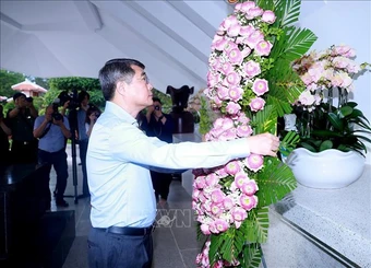 Thủ tướng dâng hương tưởng niệm thân sinh Chủ tịch Hồ Chí Minh tại Đồng Tháp