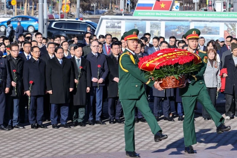 Thủ tướng đặt hoa tại Tượng đài Chủ tịch Hồ Chí Minh và Tượng đài liệt sĩ vô danh Thủ tướng đặt hoa tại Tượng đài Chủ tịch Hồ Chí Minh và Tượng đài liệt sĩ vô danh