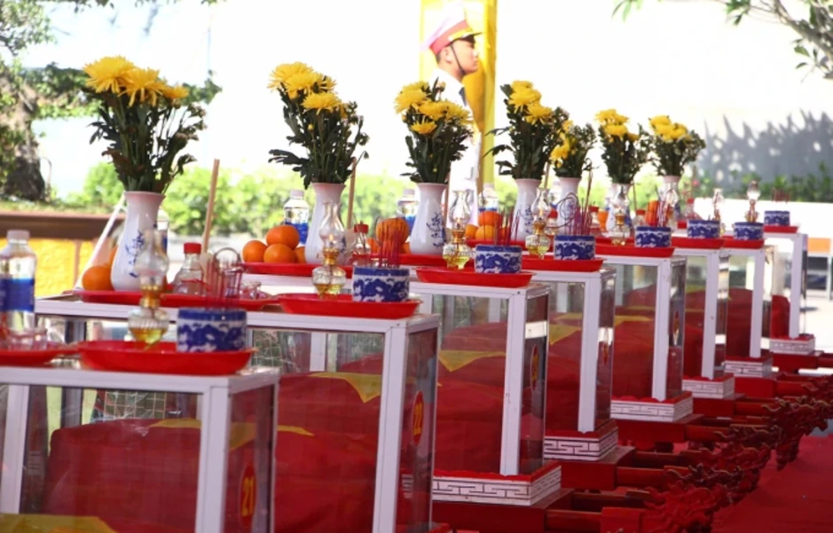 Thủ tướng dự lễ truy điệu, an táng 28 hài cốt liệt sĩ tại nghĩa trang Đường 9 Thủ tướng dự lễ truy điệu, an táng 28 hài cốt liệt sĩ tại nghĩa trang Đường 9