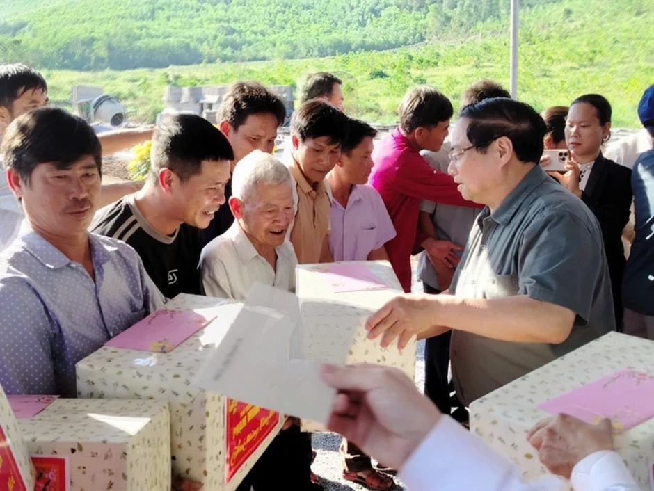 Thủ tướng kiểm tra các dự án cao tốc, thăm khu tái định cư tại đông Đắk Lắk Thủ tướng kiểm tra các dự án cao tốc, thăm khu tái định cư tại đông Đắk Lắk