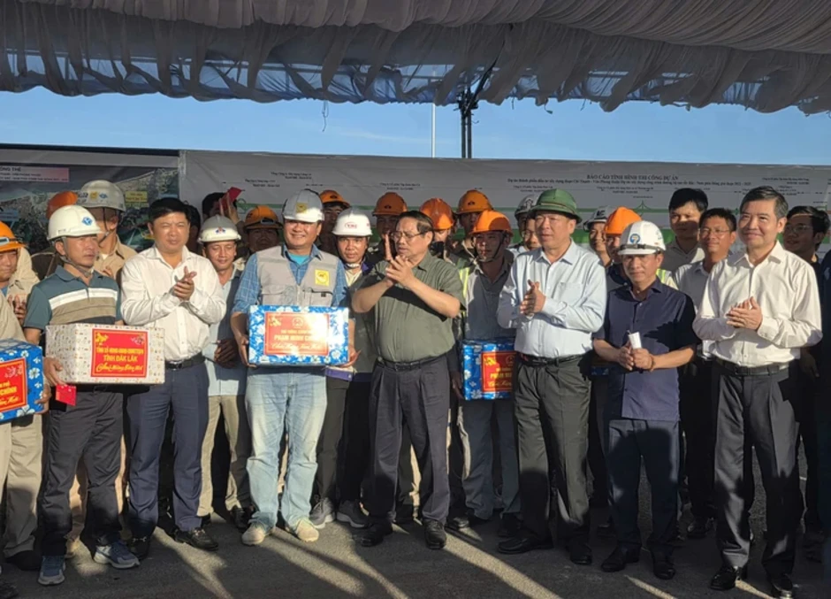 Thủ tướng kiểm tra các dự án cao tốc, thăm khu tái định cư tại đông Đắk Lắk Thủ tướng kiểm tra các dự án cao tốc, thăm khu tái định cư tại đông Đắk Lắk