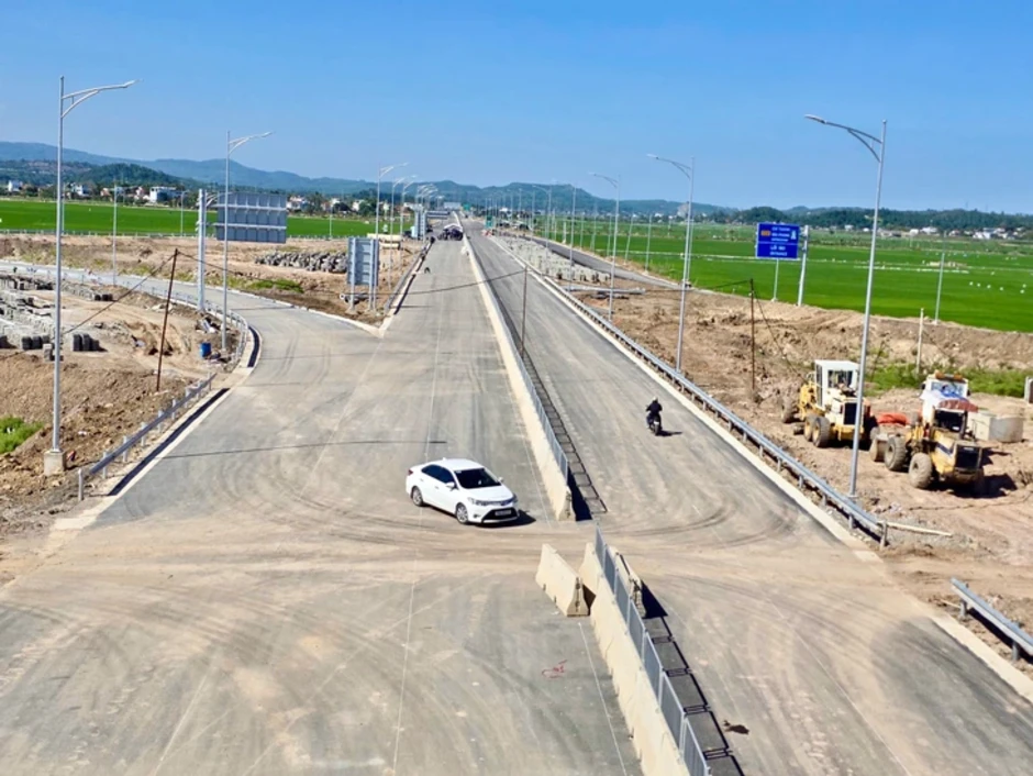 Thủ tướng kiểm tra các dự án cao tốc, thăm khu tái định cư tại đông Đắk Lắk Thủ tướng kiểm tra các dự án cao tốc, thăm khu tái định cư tại đông Đắk Lắk