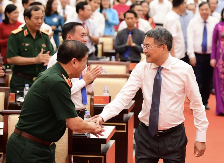 Thủ tướng làm việc với TP.HCM về tăng trưởng hai con số và chính quyền hai cấp Thủ tướng làm việc với TP.HCM về tăng trưởng hai con số và chính quyền hai cấp