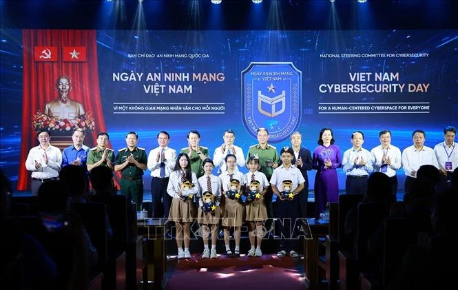 Thủ tướng Lê Minh Hưng: Bảo đảm an ninh mạng phải gắn kết giữa 'bảo vệ hệ thống' và 'bảo vệ con người' Thủ tướng Lê Minh Hưng: Bảo đảm an ninh mạng phải gắn kết giữa 'bảo vệ hệ thống' và 'bảo vệ con người'