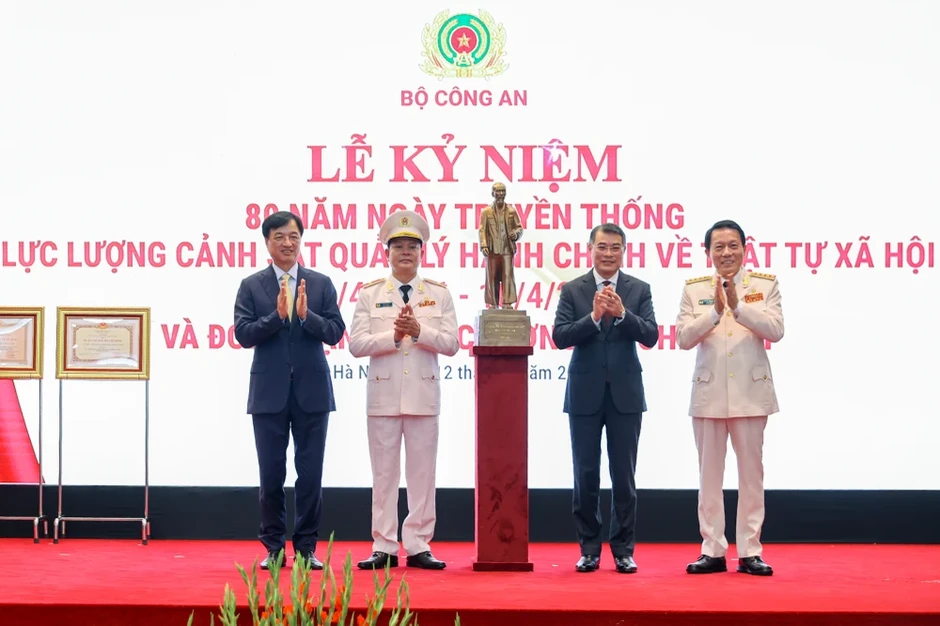 Thủ tướng Lê Minh Hưng: C06 cần phát triển VNeID thành nền tảng quốc gia Thủ tướng Lê Minh Hưng: C06 cần phát triển VNeID thành nền tảng quốc gia