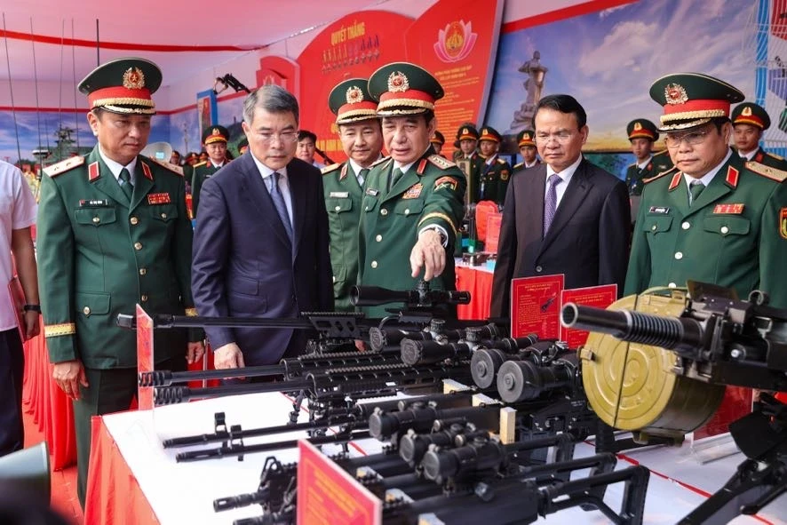 Thủ tướng Lê Minh Hưng chỉ đạo các nhiệm vụ trọng tâm cho Quân khu 4 Thủ tướng Lê Minh Hưng chỉ đạo các nhiệm vụ trọng tâm cho Quân khu 4