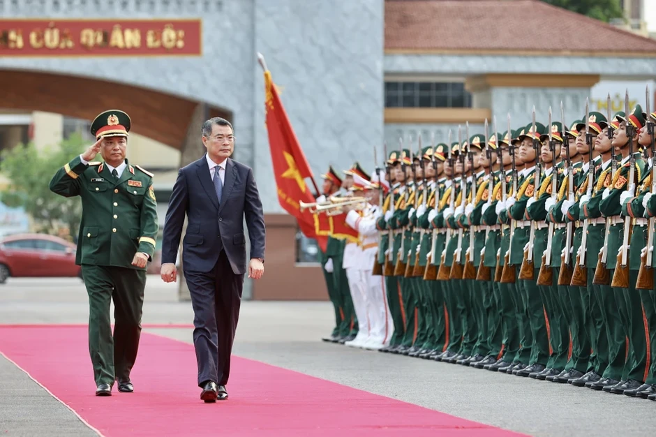 Thủ tướng Lê Minh Hưng chỉ đạo các nhiệm vụ trọng tâm cho Quân khu 4 Thủ tướng Lê Minh Hưng chỉ đạo các nhiệm vụ trọng tâm cho Quân khu 4
