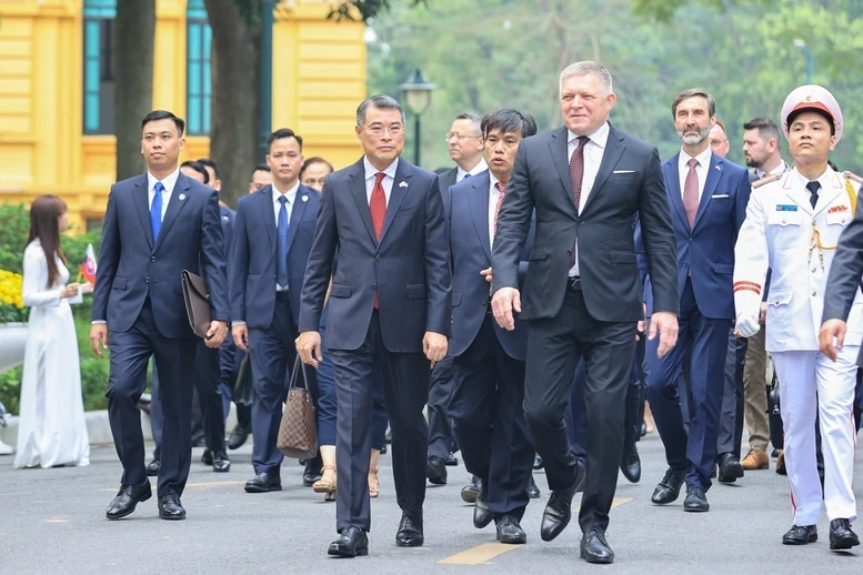 Thủ tướng Lê Minh Hưng chủ trì lễ đón Thủ tướng Cộng hòa Slovakia Robert Fico Thủ tướng Lê Minh Hưng chủ trì lễ đón Thủ tướng Cộng hòa Slovakia Robert Fico